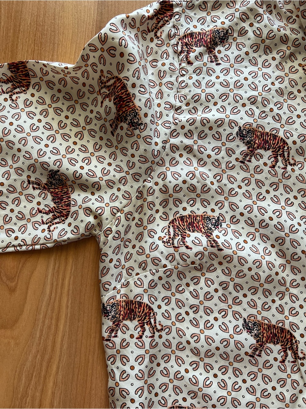 J.Crew 100% Silk Tiger Print Button Up Blouse Size 6 - Picture 11 of 15